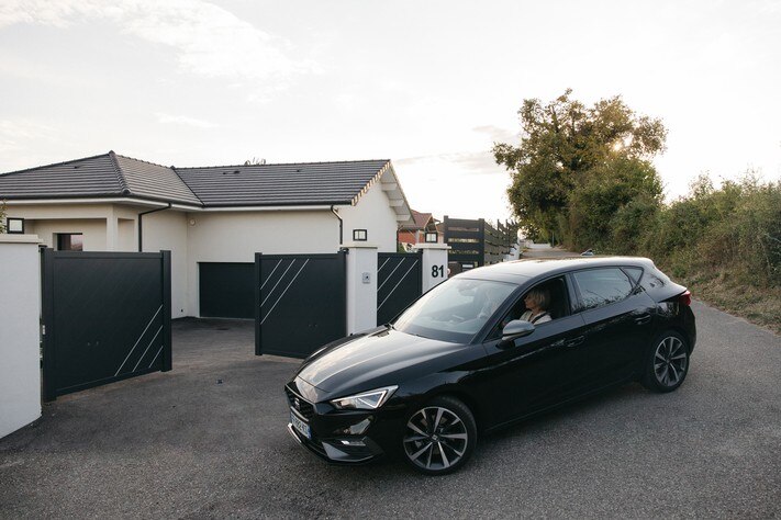 car in front of somfy swinging gate