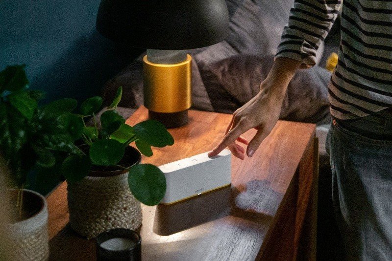 TaHoma Switch auf Tisch im Wohnzimmer